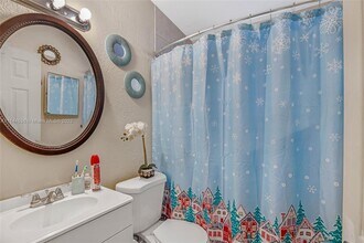 2165 NW 23rd St, Unit 2 in Miami, FL - Foto de edificio - Building Photo