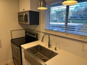 4004 Farm Hill Blvd in Redwood City, CA - Building Photo - Building Photo