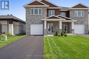 1027 Moore St in Brockville, ON - Building Photo
