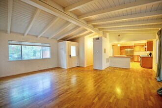 104 Lobo Vista in Novato, CA - Foto de edificio - Building Photo