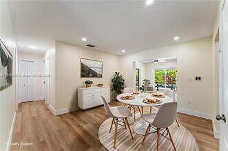 6731 SW 48th St in Miami, FL - Foto de edificio - Building Photo