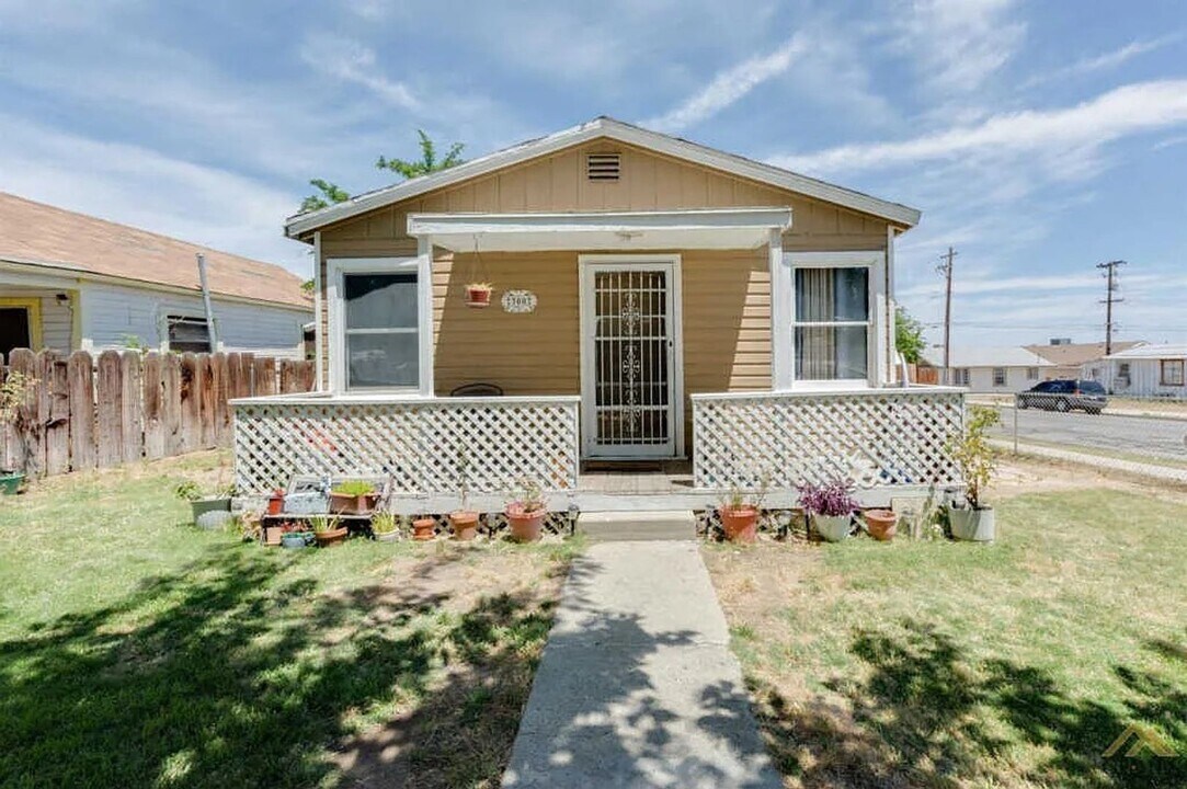 300 San Emidio St in Taft, CA - Building Photo