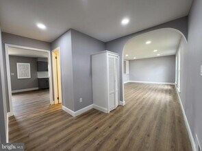 53 N Post Rd in West Windsor Township, NJ - Foto de edificio - Building Photo