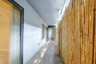 1940 N Highland Ave in Los Angeles, CA - Foto de edificio - Building Photo