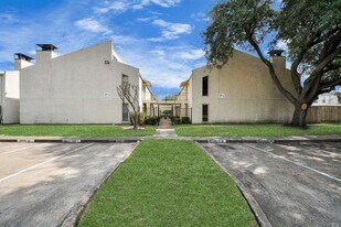 10075 Westpark Dr in Houston, TX - Building Photo