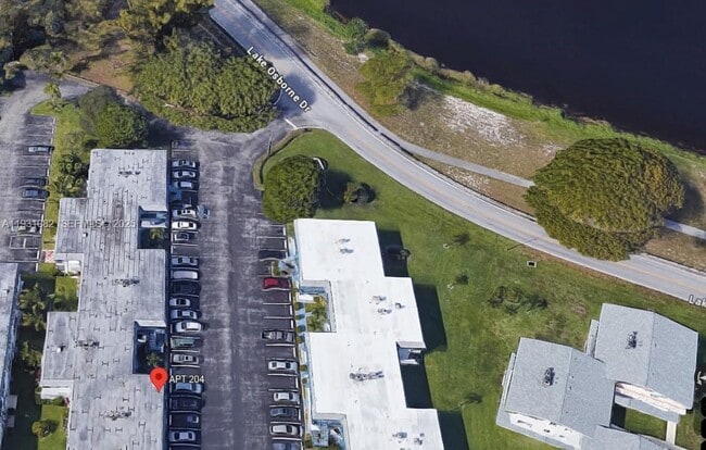 2400 Lake Osborne Dr in Lake Worth Beach, FL - Building Photo - Building Photo