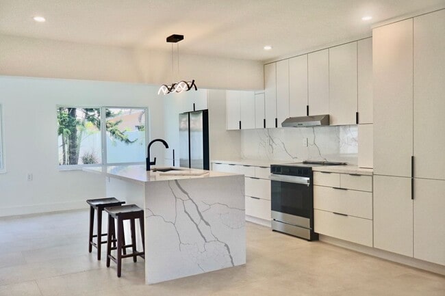 5240 NE 17th Terrace in Fort Lauderdale, FL - Building Photo - Building Photo