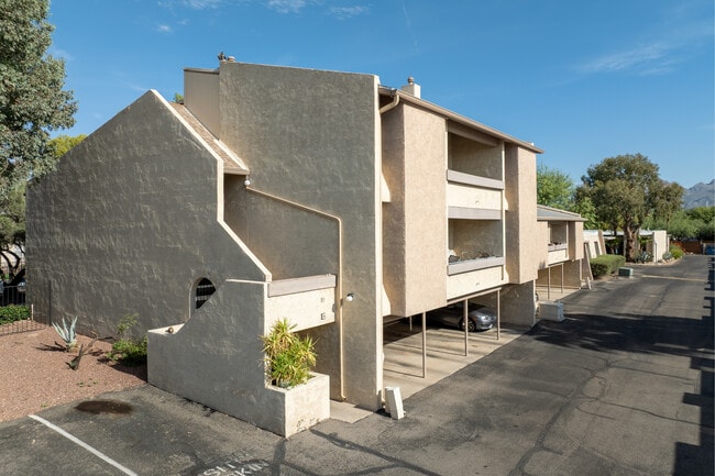 Riverview Condominiums in Tucson, AZ - Building Photo - Building Photo
