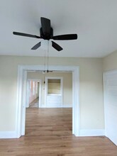 142 Hillside Ave, Unit 2 in Shelton, CT - Foto de edificio - Building Photo