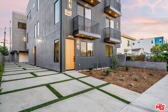 2206 Carmona Ave in Los Angeles, CA - Building Photo - Building Photo