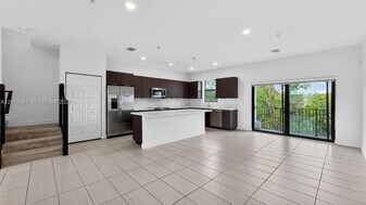 10467 NW 82nd St, Unit 10 in Doral, FL - Building Photo