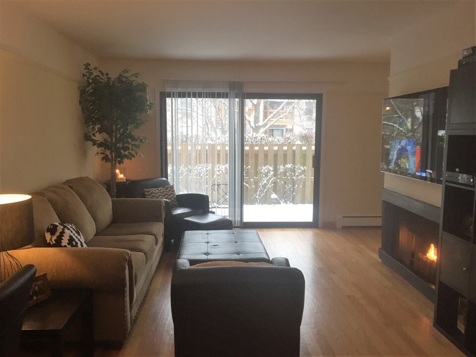 2180 Hassell Rd in Hoffman Estates, IL - Foto de edificio