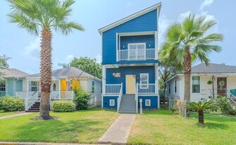 Unit in Galveston, TX - Building Photo