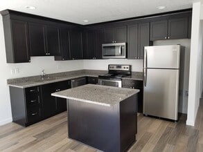 6925 Hardrock Ct in West Richland, WA - Building Photo - Building Photo