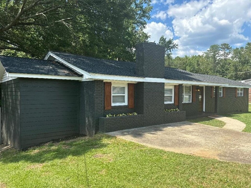 6914 N Baggett Rd in Douglasville, GA - Building Photo