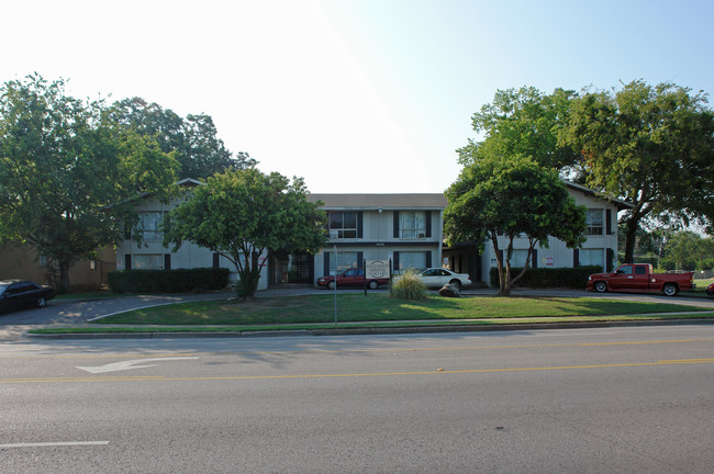 Westwood Apartments in Dallas, TX - Building Photo - Building Photo