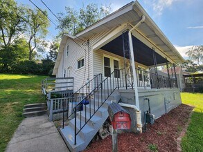 1137 Oakleaf Dr in Pittsburgh, PA - Building Photo - Building Photo