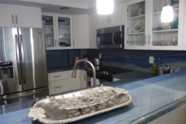 5701 Collins Ave in Miami Beach, FL - Building Photo - Building Photo