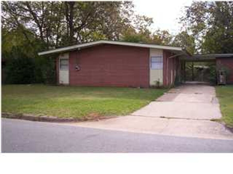 1977 S Riverview Cir in Albany, GA - Foto de edificio