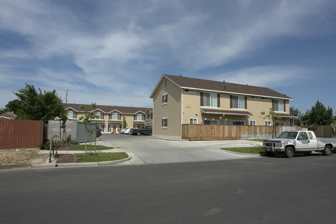 2858 N State Highway 59 in Merced, CA - Foto de edificio