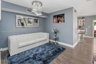 1021 SW 104th Ct in Miami, FL - Foto de edificio - Building Photo