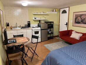 20 Elmwood Ave, Unit Efficiency Studio in Norwalk, CT - Foto de edificio - Building Photo