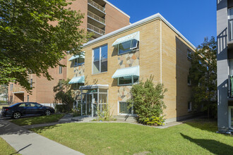 534 15th Ave SW in Calgary, AB - Building Photo - Primary Photo