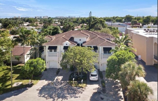 1940 NE 32nd St in Lighthouse Point, FL - Building Photo