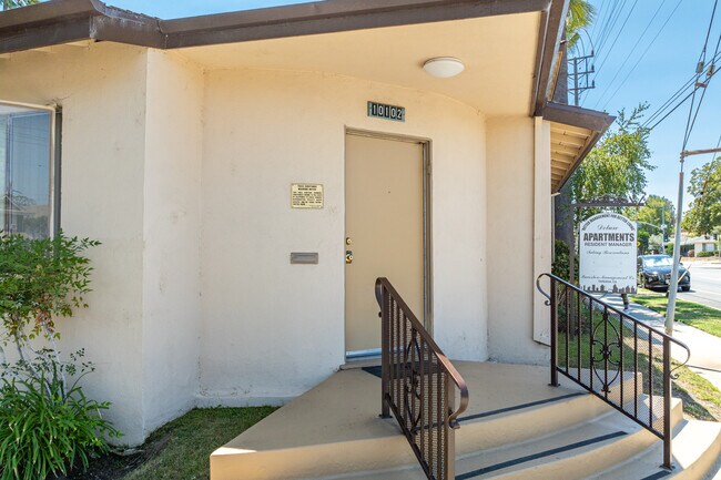 Toluca Apartments in North Hollywood, CA - Foto de edificio - Building Photo