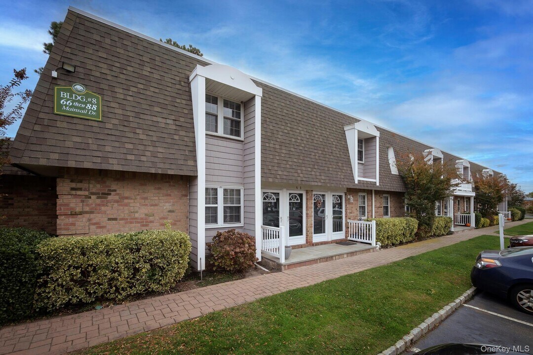 34 Mainsail Dr in Patchogue, NY - Foto de edificio