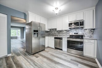 13711 Flowing Brook Ct in Chantilly, VA - Foto de edificio - Building Photo