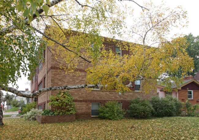 2419 Plymouth Ave N, Unit 002 in Minneapolis, MN - Building Photo - Building Photo