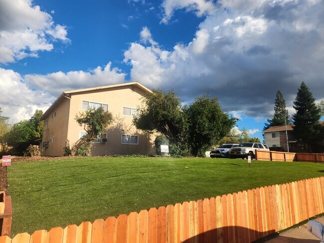 7440 Tiara Way, Unit #D in Citrus Heights, CA - Foto de edificio - Building Photo