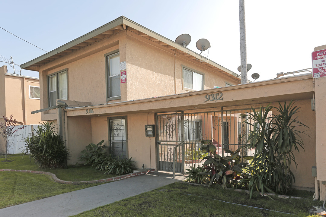 Vineland Apartments in Downey, CA - Building Photo