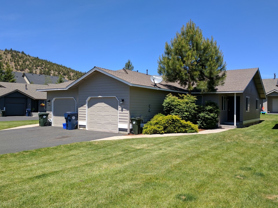 2104 NE Linnea Dr in Bend, OR - Building Photo