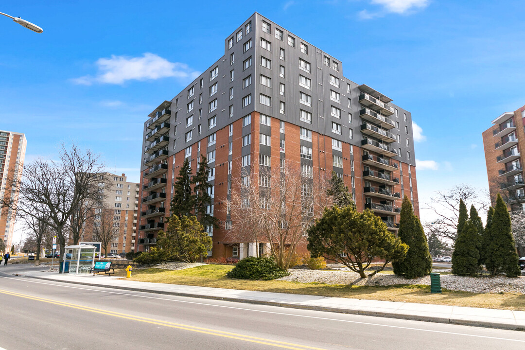 St. Clair Towers in Windsor, ON - Building Photo