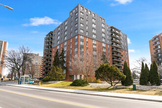 St. Clair Towers in Windsor, ON - Foto de edificio - Building Photo