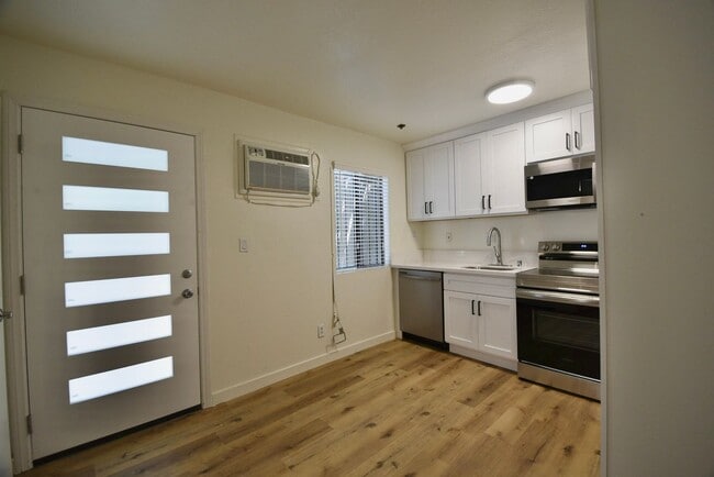 14033 Bessemer St in Los Angeles, CA - Building Photo - Building Photo