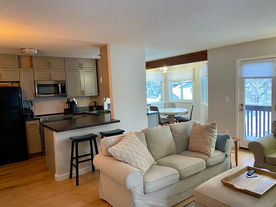 3041 E 42nd Ave in Anchorage, AK - Building Photo