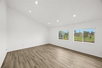 554 Bonita St, Unit 215 in Los Angeles, CA - Building Photo - Building Photo