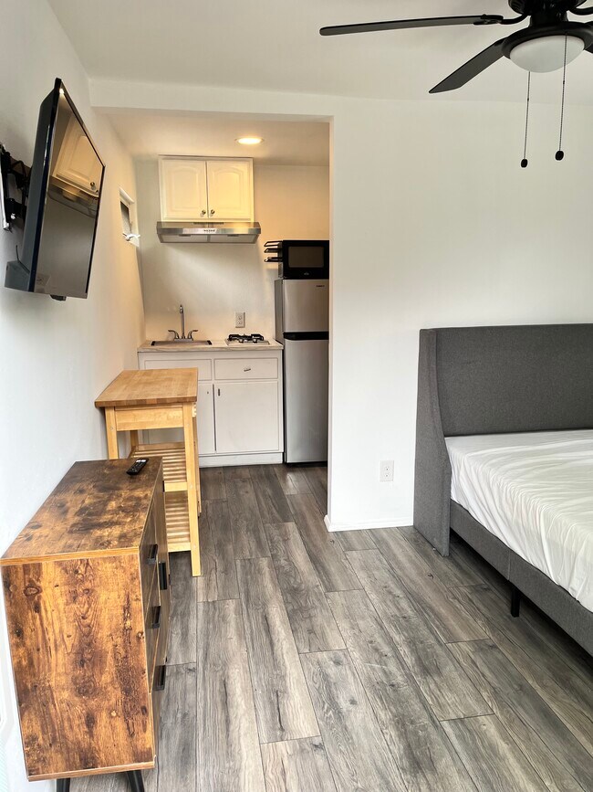 1170 Esperanza St, Unit 3 in Los Angeles, CA - Building Photo - Building Photo