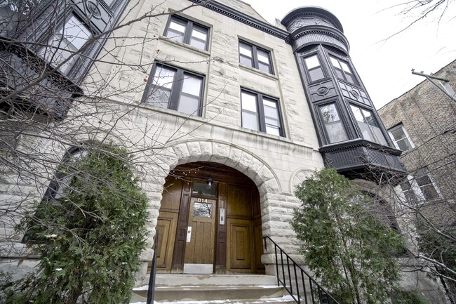 property at 814 W Roscoe St