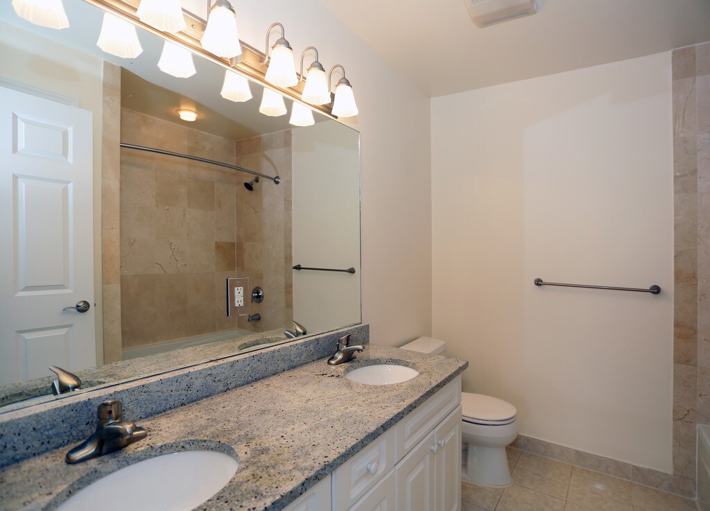 Mariner's Landing Apartments in Edgewater, NJ