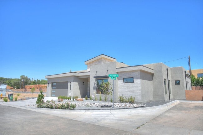 2309 Los Amigos Ln NW