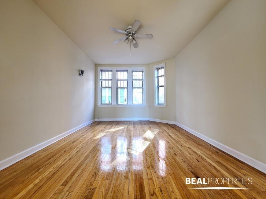 560 W Aldine Ave in Chicago, IL - Building Photo