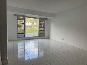 8031 Lagos De Campo Blvd in Tamarac, FL - Building Photo - Building Photo