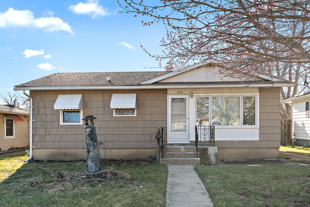 3320 Lynwood Dr in South Chicago Heights, IL - Foto de edificio