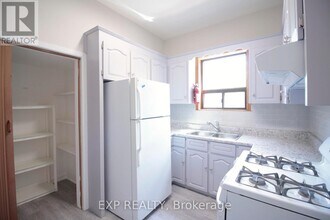 301 Crawford St in Toronto, ON - Building Photo - Building Photo