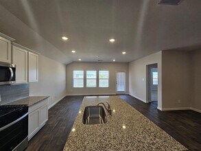 412 Aylor Wy in Lockhart, TX - Foto de edificio - Building Photo