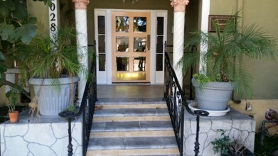 2028 Beachwood Dr-Unit -300 in Los Angeles, CA - Building Photo - Building Photo